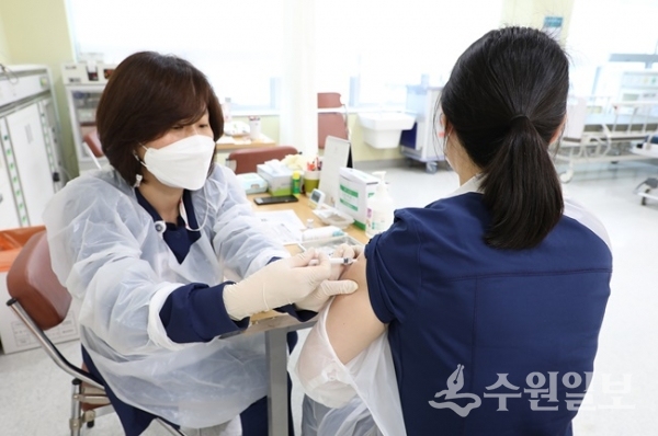 수원윌스기념병원 의료진이 코로나19 백신을 접종 받는 모습.(사진=윌스기념병원)