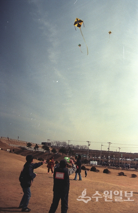 1999년 연무대에서 열린 대보름 민속놀이 한마당 창작연날리기 부문. (사진=이용창 화성연구회 이사)