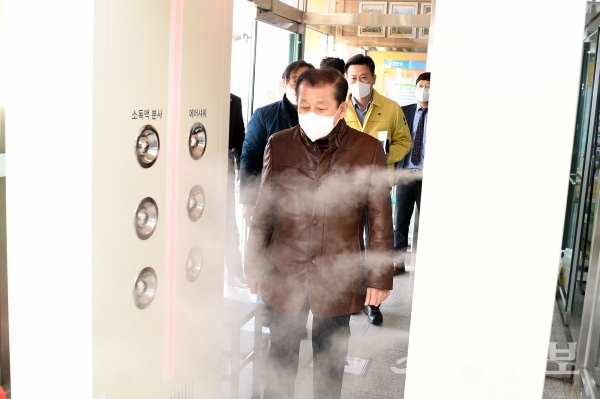 유천호 강화군수가 강화초등학교의 에어샤워기를 지나가고 있다.(사진=강화군)