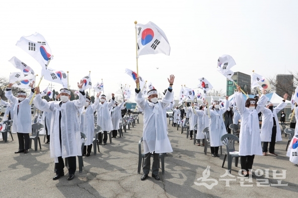 ‘평택3･1독립만세운동 제102주년 기념식’에 참석자들이 태극기를 들고 만세삼창을 외치고 있다.(사진=평택시)