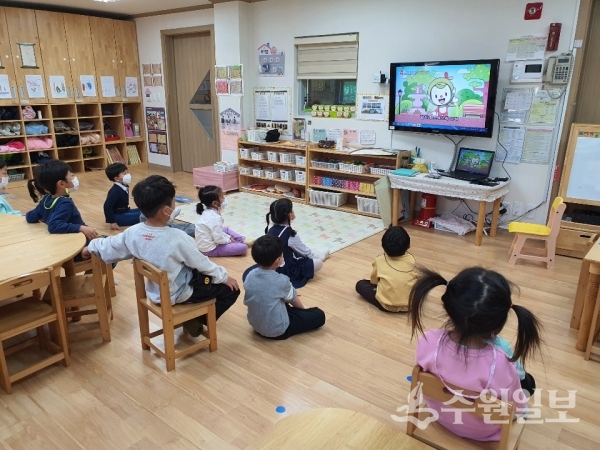 어린이들이 아토피 예방교육 영상을 보고 있다.(사진=수원시)