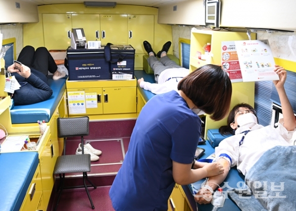 수원시 공직자들이 경기혈액원 헌혈버스에서 헌혈에 참여하고 있다. (사진=수원시)