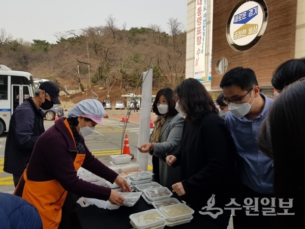 반찬 판매 모습.(사진=경기도)