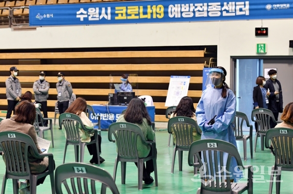‘수원1호 예방접종센터’가 설치된 아주대체육관에서 모의훈련을 진행하고 있다. (사진=수원시)
