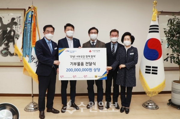 평택시장(맨왼쪽)과 서부발전관계자등이 기부금을 전달한뒤 기념촬영하고 있다.