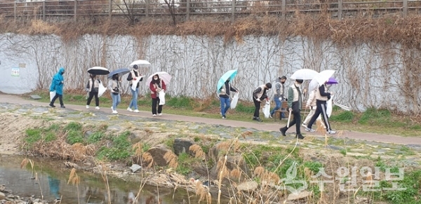‘세계 물의 날’ 행사에 참석한 시민들이 수원천 주변의 쓰레기를 치우고 있다. (사진=수원시)
