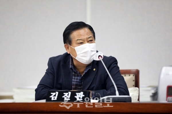 수원시재난관리기금조례개정을 대표발의한 김진관의원(더불어민주당, 지·우만1·2·행궁·인계동)(사진=수원시의회)