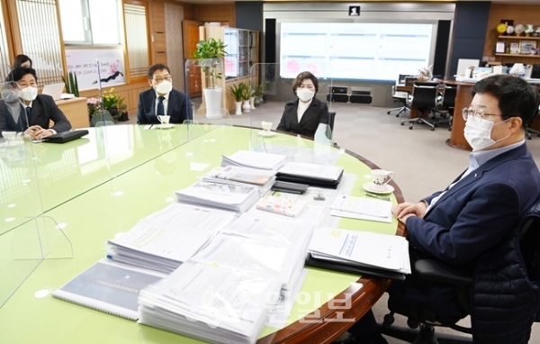 염태영 수원시장(오른쪽)이 위생관련단체 대표들과 이야기를 나누고 있다.(사진=수원시)