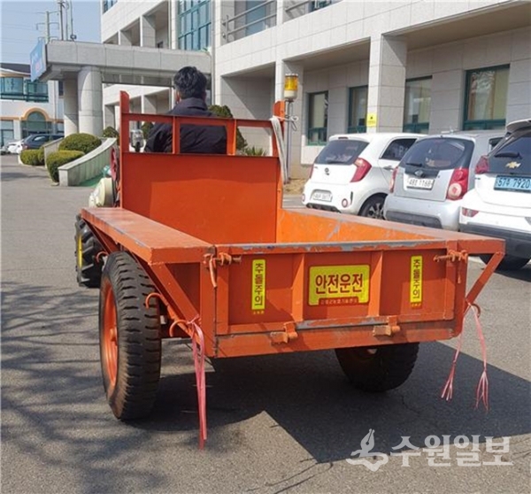 강화군이 야간운전에도 농기계 식별이 잘 되도록 경운기 후면에 안전스티커를 부착한 모습. (사진=강화군)