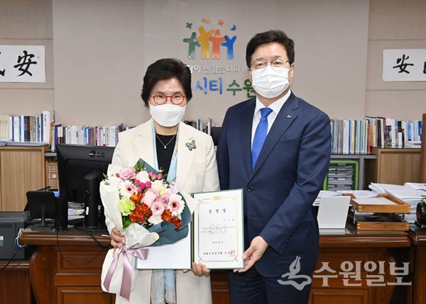 염태영 시장(오른쪽)이 김선희 수원시정연구원장에게 임명장을 수여하고 있다. (사진=수원시)