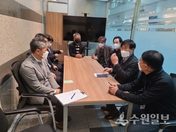 화성오산건축사회 간담회 참석자들이 현안을 논의 하고 있다.(사진=오산시)