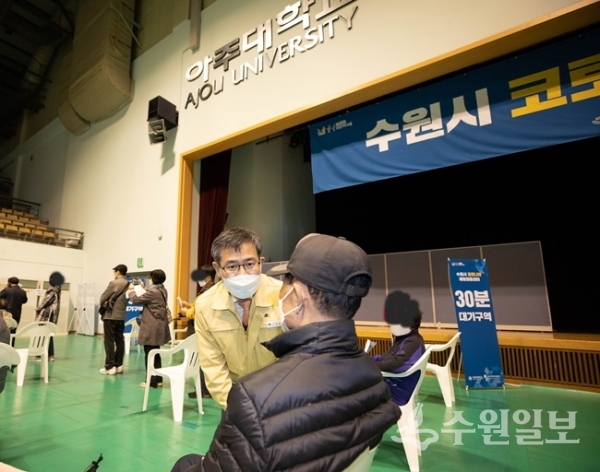 1일 오전 이용철 경기도행정1부지사가 코로나19 수원1호 예방접종센터( 아주대학교 실내체육관)를 현장방문 하고있다.(사진=경기도)