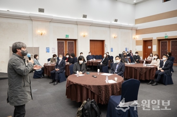 지난 2일 열린 특강 모습.(사진=용인시)