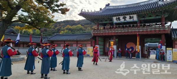 장용영 군사들의 수문군 교대의식 모습. (사진=수원문화재단)