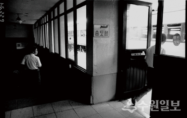 1994년 수원역 수인선 승강장 모습. (사진=수원시)