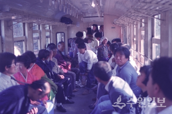 1990년 수인선 협궤열차안 모습. (사진=수원시)