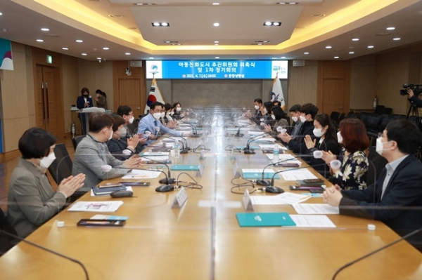 시청 회의실에서 열린 평택시 아동친화도시 추진위원회에서 참석자들이 현안을 논의하고 있다.(사진=평택시)