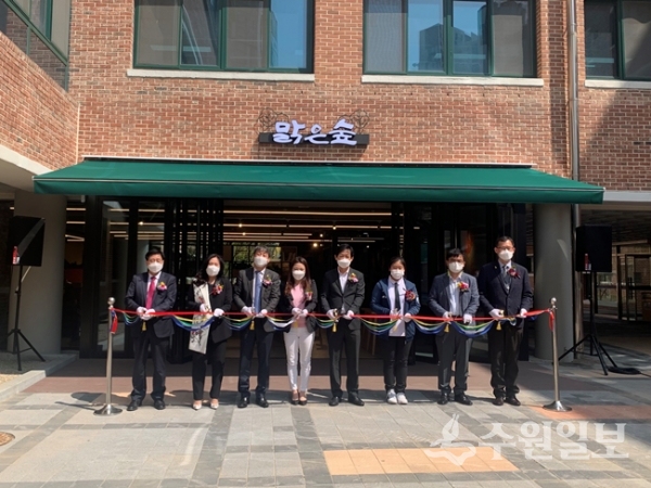 화성시 청림중학교에 마련한 북카페 ‘맑은 숲’ 개소식에서 지역 내빈, 학교 관계자 등이 기념테이프를 자르고 있다. (사진=화성시)