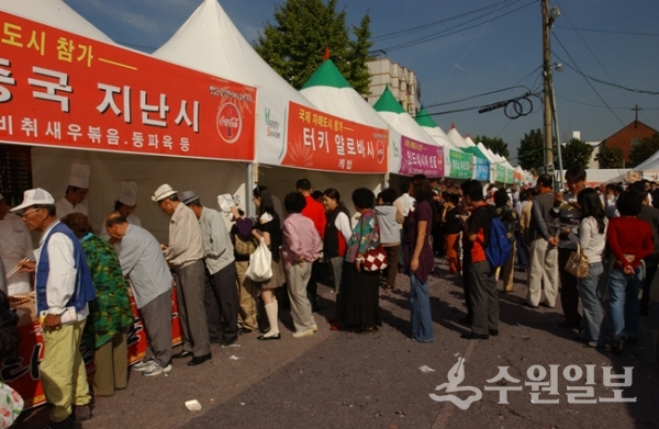건물만 철거된 행궁광장에서 개최된 음식문화축제. (사진=이용창 사진작가)