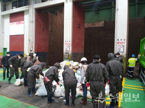 지난 3월 주민들이 자원회수시설로 반입된 생활폐기물을 점검하고 있다. (사진=수원시)
