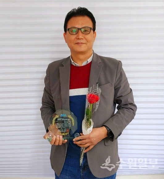 류구환 (주)금성계전 부사장이 '2021 대한민국 글로벌크라운 대상'을 수상한 뒤 기념촬영을 하고 있다.