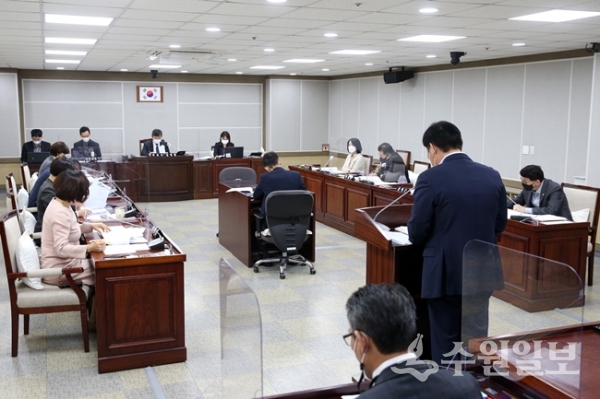 수원시의회 문화체육교육위원회가 19일 조례안을 심사하고 있다. (사진=수원시의회)