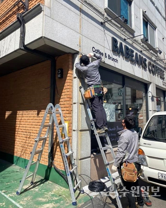장안구 천천동에 안심등을 설치하고 있다.(사진=장안구)
