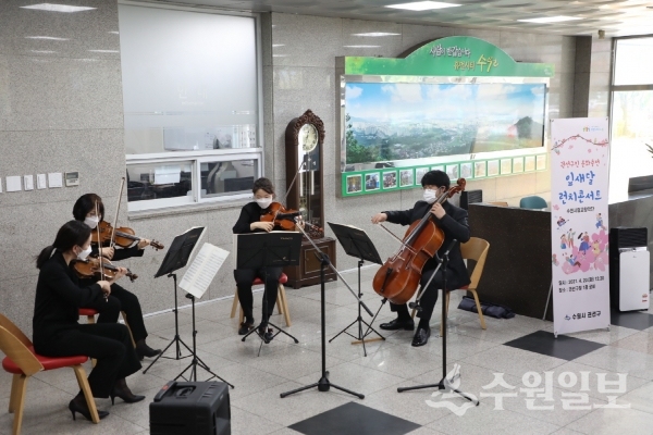 '잎새달 런치콘서트'에서 수원시립교향악단 연주자들이 비발디의 4계 봄을 연주하고 있다.(사진=권선구)