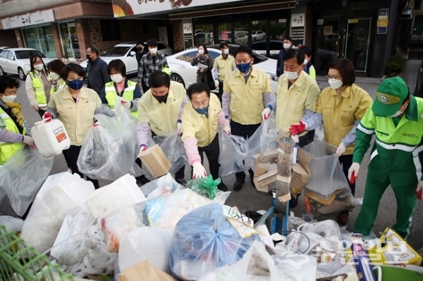 수원시의회 도시환경위원회 소속 의원들이 21일 권선구 곡반정동 일원에서 주민들과 함께 생활폐기물 샘플링 작업을 하고 있다. (사진=수원시의회)