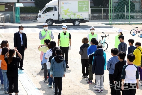 조석환 수원시의회 의장이 21일 수원 세류초등학교에서 4학년 학생들을 대상으로 ‘찾아가는 자전거 안전교육’을 하고 있다. (사진=수원시의회)