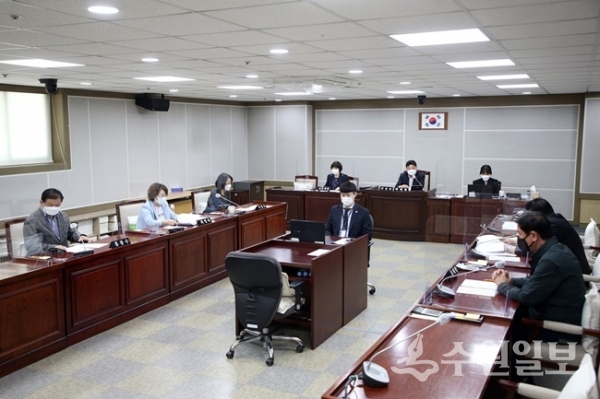 수원시의회 특별위원회가 21일 첫 회의를 갖고 있다. (사진=수원시의회)