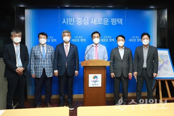 평택시 대학 및 반도체 산학연구소 유치를 위한 대학 및 반도체 산학연구소 유치를 위한 언론브리핑이 끝난 후 관계자들이 기념촬영을 하고 있다. 왼쪽부터 양순길 중흥그룹 전무, 김수우 브레인시티PFV 대표, 정원주 중흥그룹 부회장, 정장선 평택시장, 김재수 평택도시공사 사장, 한병수 평택시 기획항만경제실장. (사진=평택시)