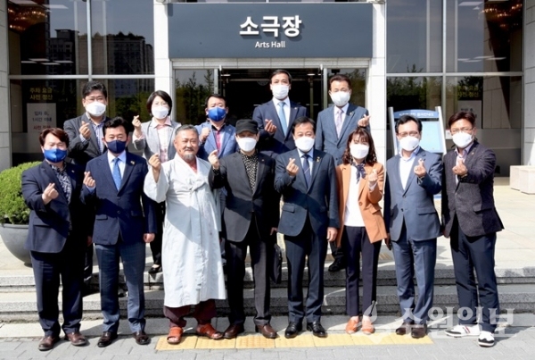 장현국 경기도의회의장(앞열 왼쪽에서 다섯번째) 등이 영화 관람 후 기념촬영을 하고 있다.(사진=경기도의회)