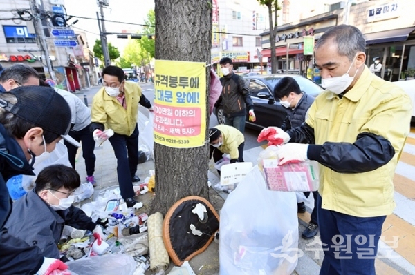 조무영 수원시 제2부시장(오른쪽)이 반입기준에 미달돼 수거되지 않은 재활용 쓰레기를 분리하는 작업을 하고 있다. (사진=수원시)