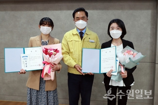 정장선 시장(가운데)이 '평택시민 코로나19 수기 공모전' 시상식을 가진뒤 우수상을 받은 송채연씨(왼쪽)와 조한빛씨와 기념촬영을 하고 있다. (사진=평택시)