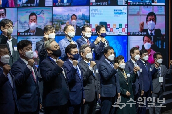 이재명 경기도지사를 비롯한 대한민국 기본소득박람회 참석자들이 기념촬영을 하고 있다.(사진=경기도)