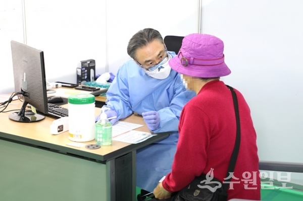 수원시 예방접종센터에서 성빈센트병원 의료진이 백신접종을 하고 있다. (사진=성빈센트병원)