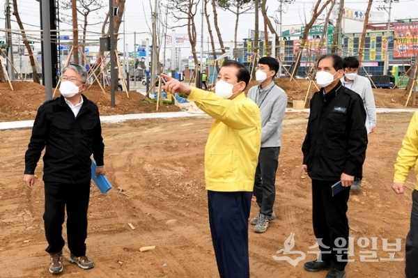 유천호 강화군수가 28일 '초지관문 경관개선 사업현장'을 점검하고 있다. (사진=강화군)