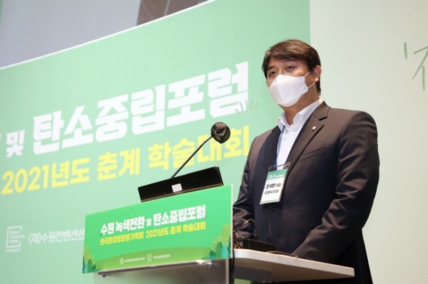 ‘수원녹색전환 및 탄소중립포럼’에 참석한 조석환 수원시의회 의장이 인사말을 하고 있다.(사진=수원시의회)