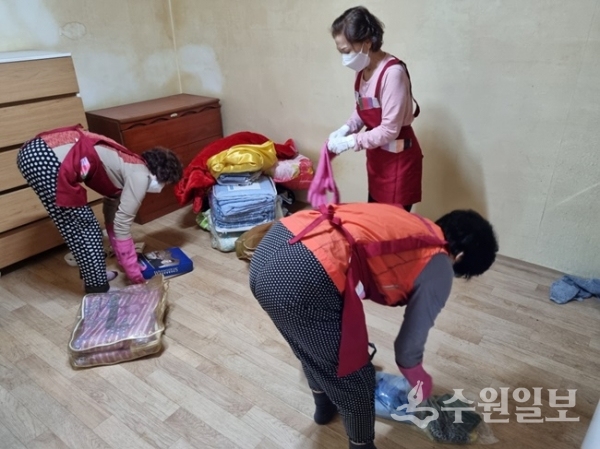 자원봉사자들이 매교동관내 어려운 이웃들에게 청소 봉사를 실시하고 있다.(사진=팔달구)