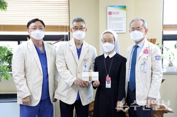 김준성 교수회장(왼쪽에서 두번쨰)이 병원장 김선영 데레시타 수녀(오른쪽 두번째)에게 기부금을 전달한 뒤 기념촬영을 하고 있다. (사진=성빈센트병원)