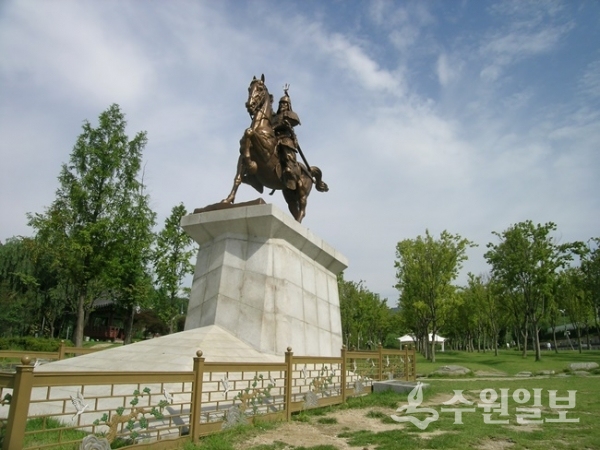광교공원에 이안된 강감찬 장군 동상. (사진=이용창 사진작가)