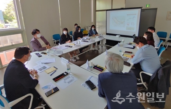 주민참여형 어린이놀이터 자문회의 모습.(사진=용인시)