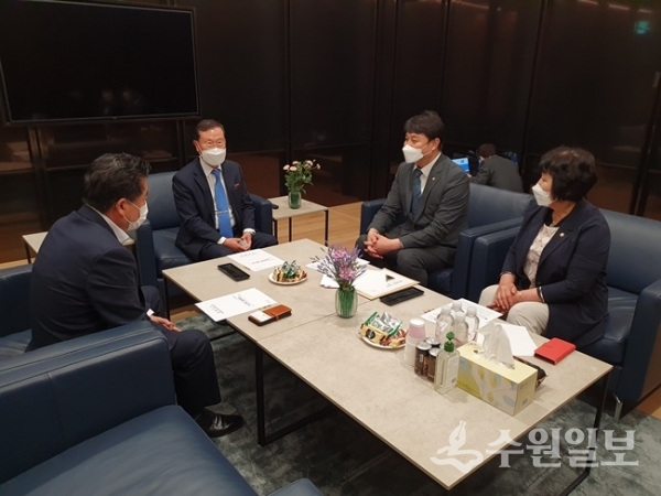 전국 특례시의회의장협의회가 김순은 자치분권위원장과 면담을 갖고 있다. 왼쪽부터 이길용 고양시의회 의장, 김 위원장, 조석환 수원시의회 의장, 김상수 용인시의회 부의장. (사진=수원시의회)