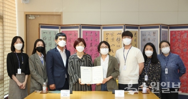 이선옥 수원문화재단 문화도시센터장(오른쪽)과 박미애 수원시행복정신건강복지센터 부센터장(왼쪽)이 업무협약을 체결한 뒤 양 기관 관계자들과 기념촬영을 하고 있다. (사진=수원문화재단) 