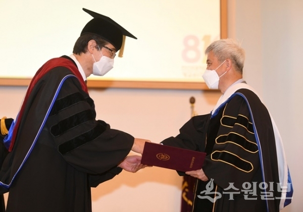 곽상욱 오산시장(오른쪽)이 한신대 연규홍총장으로부터 명예문학박사학위를 수여받고 있다.(사진=오산시)