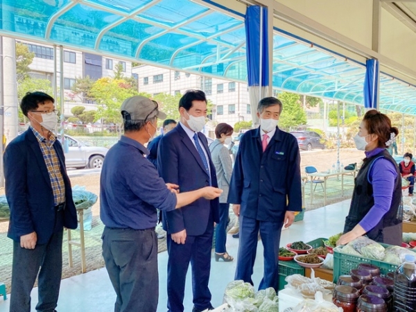 의왕시 농산물직거래 장터를 방문한 김상돈시장이  시장 상인들과 담소 하고 있다.(사진=의왕시)