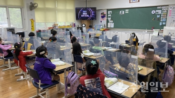 사진은 화홍초교가 지난 4월 가진 '꿈.끼 콘서트'를 아동들이 교실내 수상기를 통해 관람하는 모습.