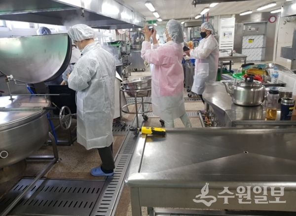 경기도교육청 관계자가 교내 급식시설을 점검하고 있다. (사진=경기도교육청)