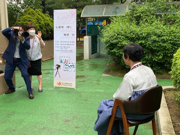 재능기보를 한 임기호 사진작가가 '5월의 멋진 어느날'이라는 주제로 장수사진을 찍고 있다.(사진=오산시)
